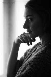 Boudoir fotografiranje - Zala Djuric Ribic - Črno - bel portret z obeskom. Boudoir fotografija: Janez Marolt