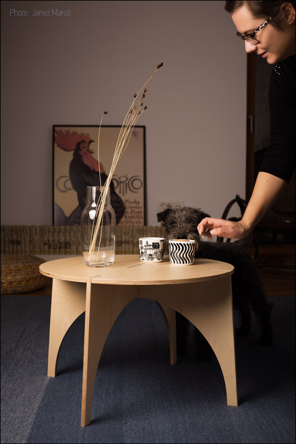 Sestavljiva lesena mizica avtorje Veronike Ule in Andija Kodra v ambientu
