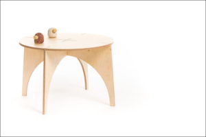 Sestavljiva lesena mizica avtorje Veronike Ule in Andija Kodra