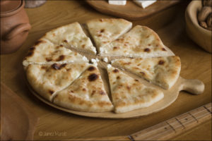 Hachapuri - razrezan - Gruzijska restavracija Zlato Runo, fotografija hrane: Janez Marolt